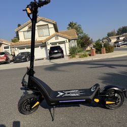 Dual-motor dual-battery high-speed electric scooter