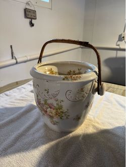 Biscuit barrel antique