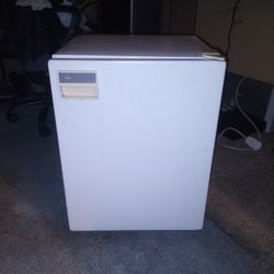 GE mini fridge clean and works perfectly only 50$