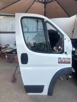 RIGHT PASSENGER SIDE FRONT DOOR 2018 RAM PROMASTER (WHITE) **** BROKEN GLASS****.
