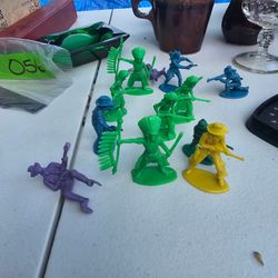 Plastic Cowboys Western Indians Native Toy Figures lot