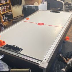 Air hockey table