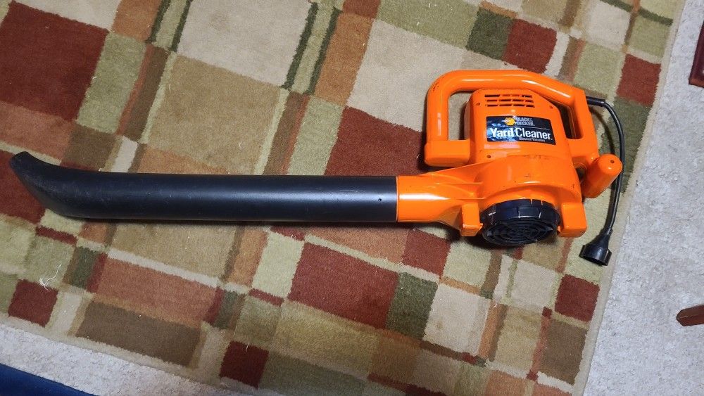 Leaf Blower - Black And Decker  