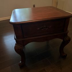 End table/nightstand