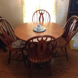 Kitchen Table/ 4 Chairs