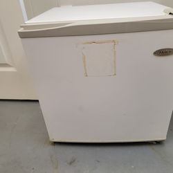 Haier Mini Fridge 1.7 Cu Ft (White)
