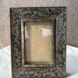 Pretty Rustic Frame.  Holds 4” x 6” picture.