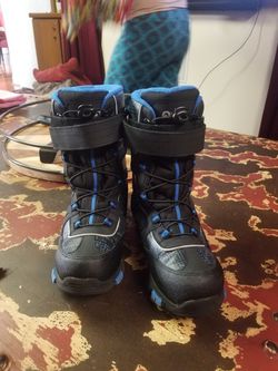 Boys size 4 snow boots