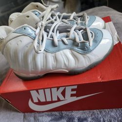 Boy's Size 2 5YR Nike Shoes