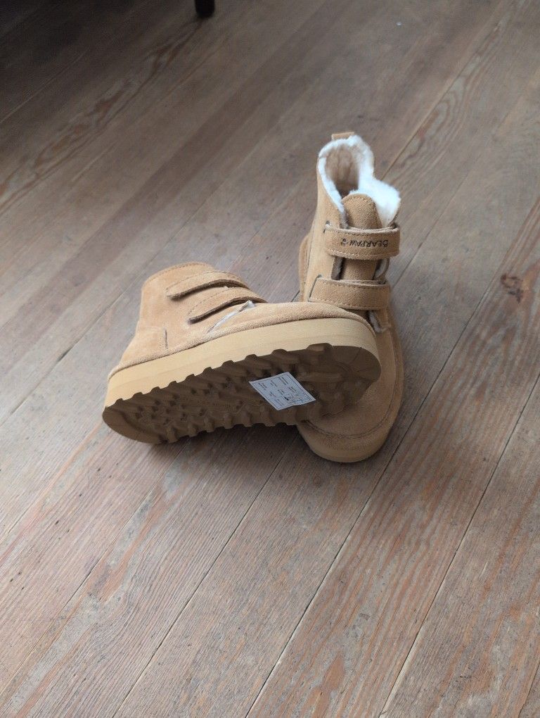 Never worn Girls Size 3 Bearpaw Boots