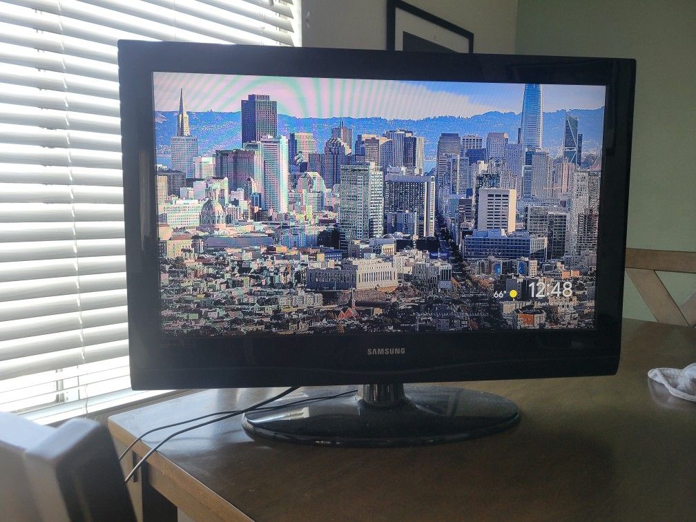 32" Samsung TV w/ Chromecast
