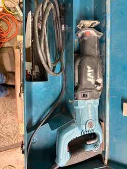 Makita 15 amp AVT reciprocating saw with case