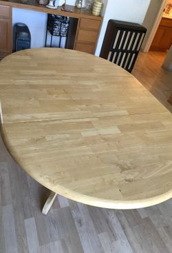 Kitchen table, comes with 4 matching chairs