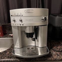 De'Longhi Magnifica Espresso Machine Used - Silver (ESAM-3300) READ DESCRIPTION