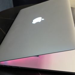 Apple MacBook Pro 15” Retina Quad Core I7;16GB/256Gb Ssd $375