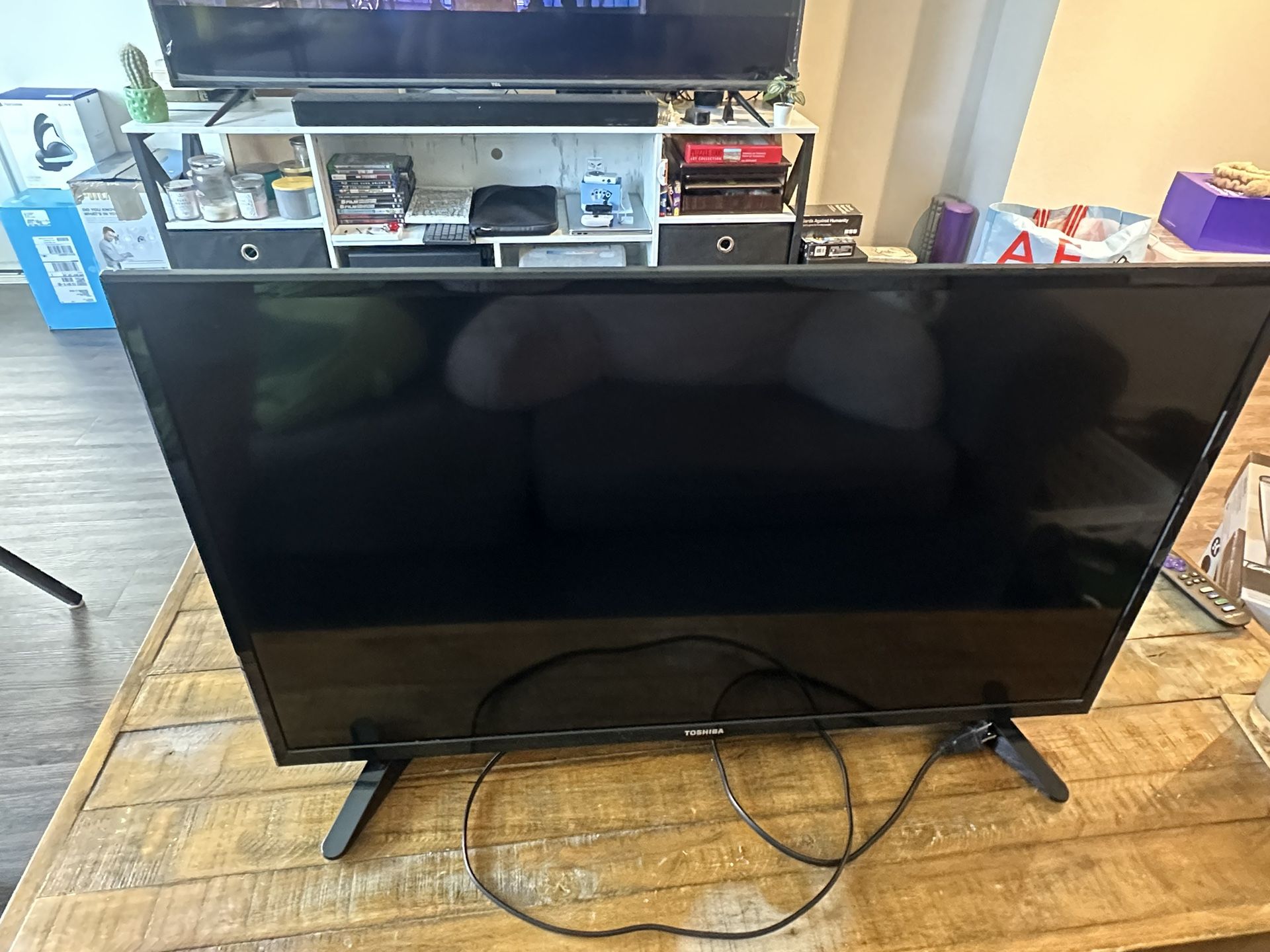 32 INCH TV AND ROKU