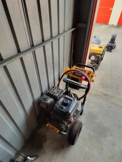 This is a DEWALT 4400 PSI gas-powered pressure washer, model DXPW61377 or similar, featuring a 420cc engine and a professional-grade Triplex pump