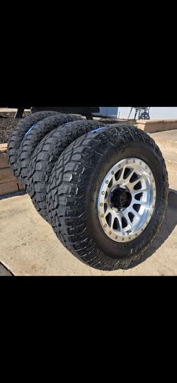 17" LOCK Yosemite rims w/ 33" RT tires