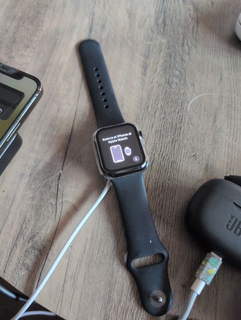 Apple Watch SE 2nd Gen GPS 40 Mm With Plastic Hard Case