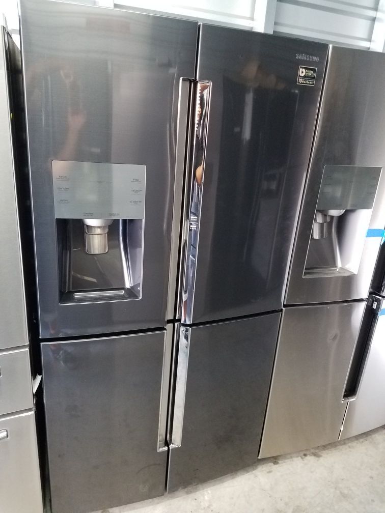 like new Samsung black stanless refrigerator