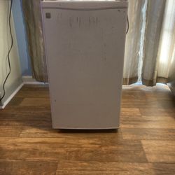 Ge Mini Fridge With Freezer 