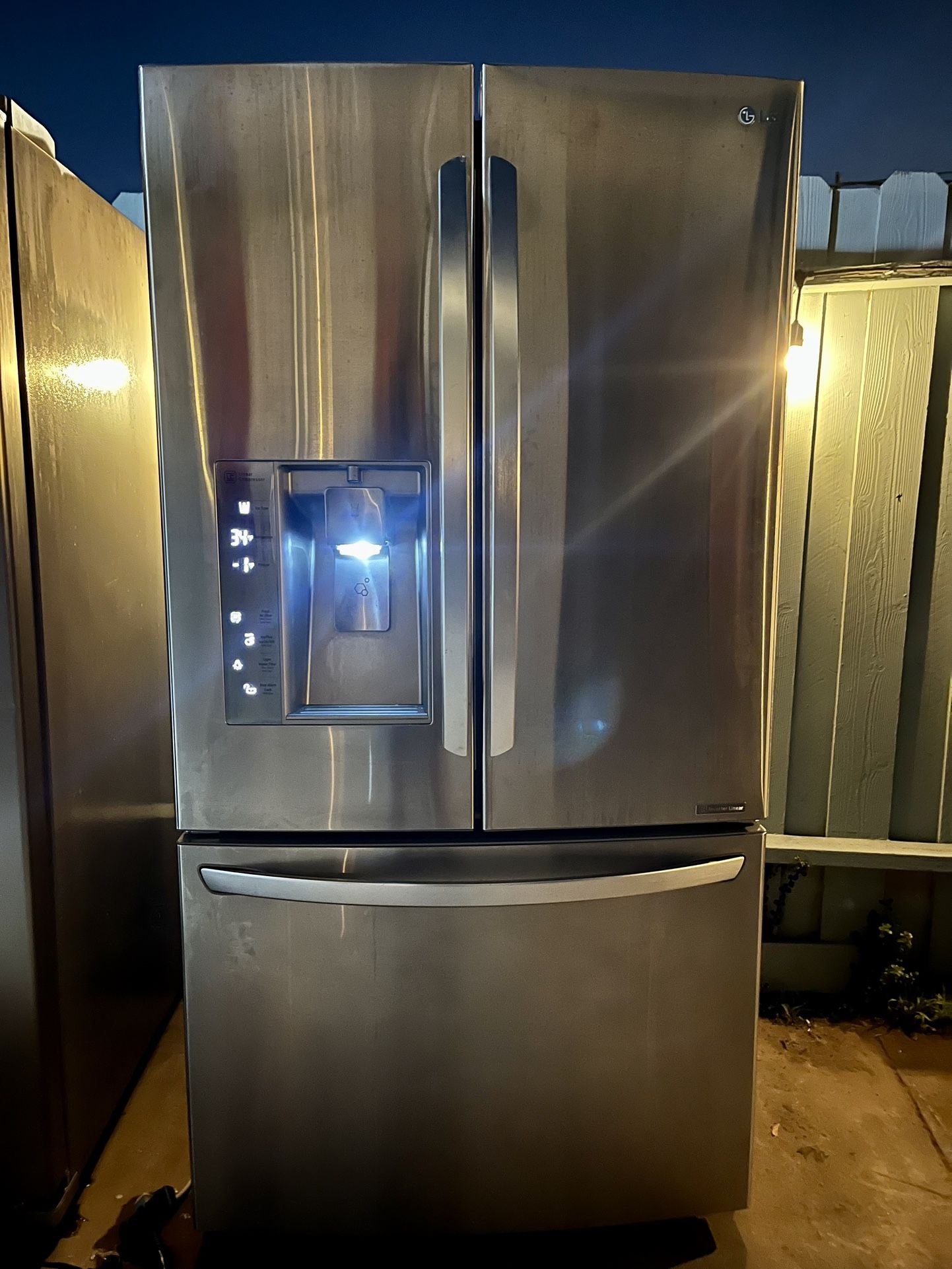 LG 24 cu. ft. Counter Depth Refrigerator for Sale in Costa Mesa, CA