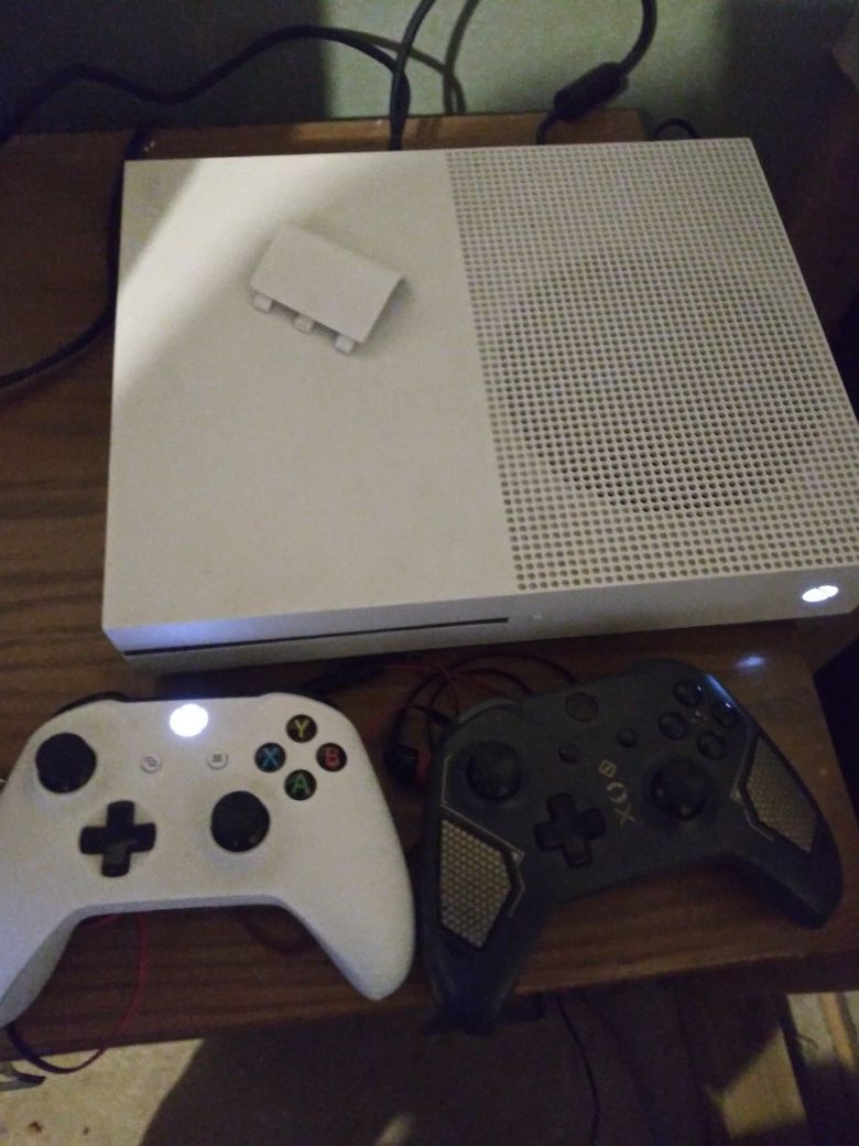 Xbox one s. 2 controller