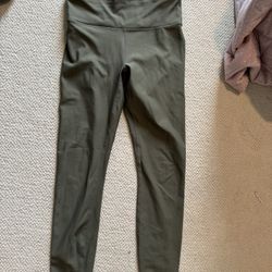 Like New Womens Fabletics Green 7/8 Leggings 