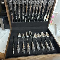 Oneida Silverware Set 