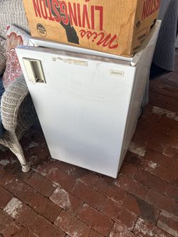 Mini fridge