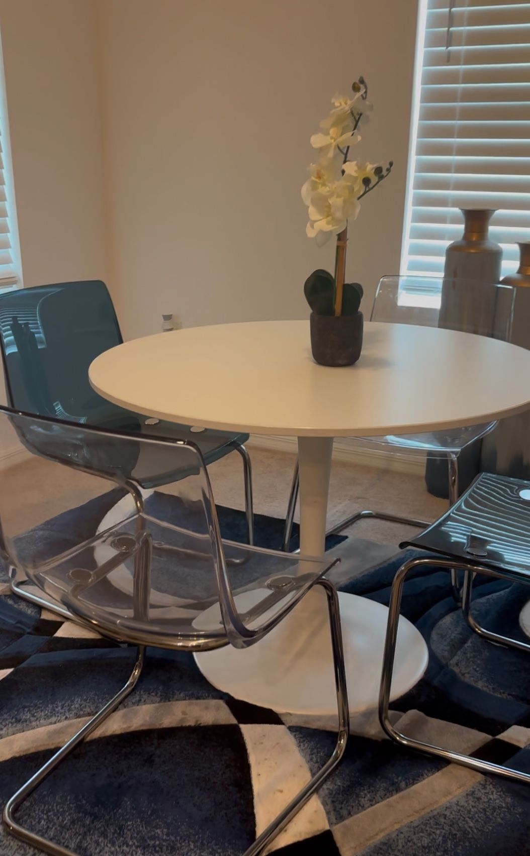 IKEA Dining Set – Round White Table with 4 Modern Clear Chairs