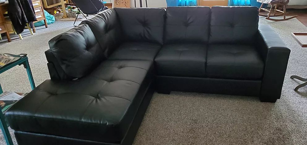 Ashton Black 3pc Sectional w/ Chase