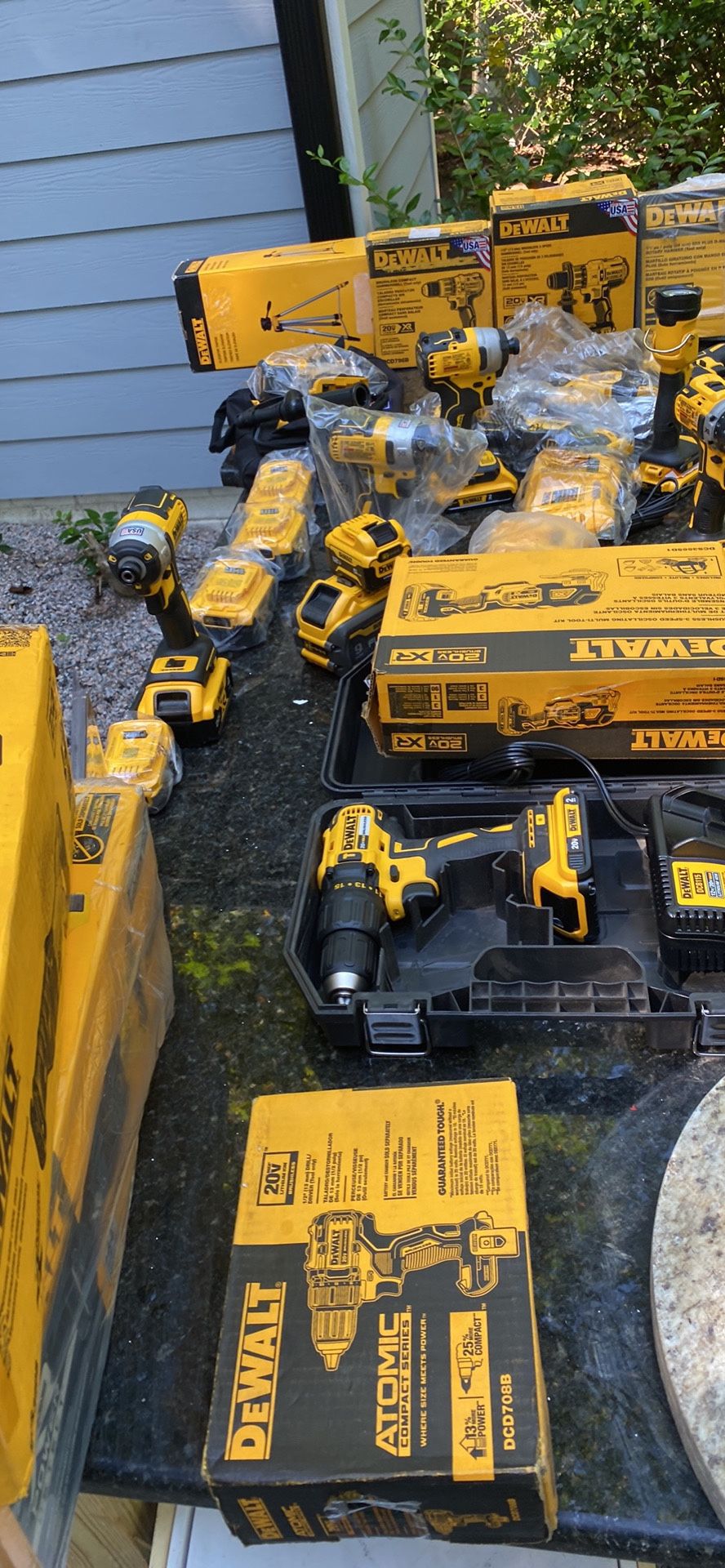 New tools, in good condition. Prices vary, ranging from $50 -$ 99 to $580 . There is a one month warranty , the money is not returned, only credit