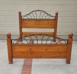 Full/Queen Solid Wood and Metal Bed frame Good Condition, Please Read The Description.