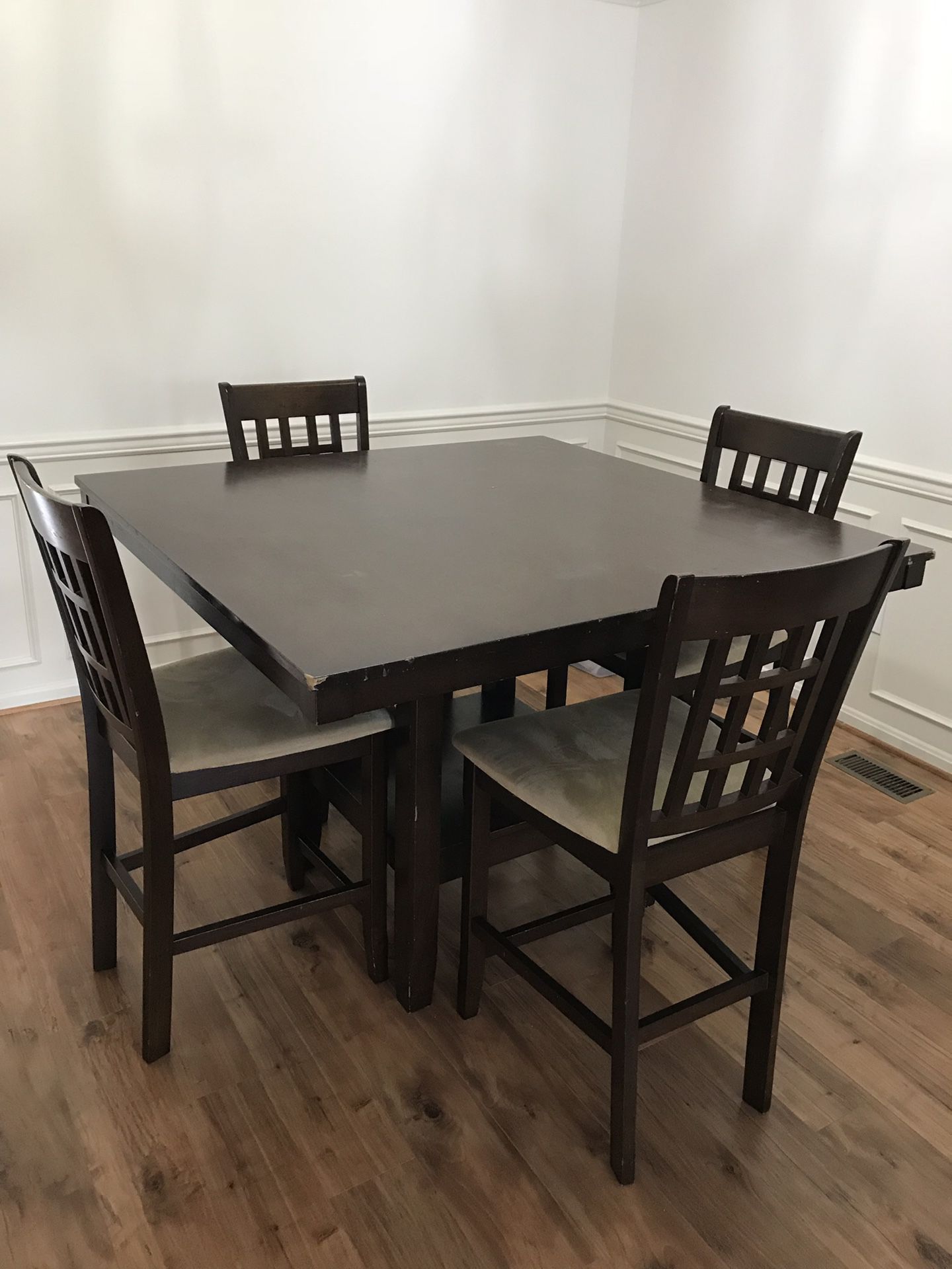 Elegant Wood Dining Room Table w/Plush Chairs