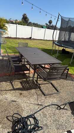 Crate & Barrel Outdoor Dining Table Seats 6