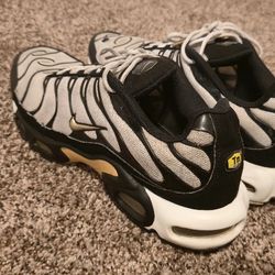 Mens Shoes Sneakers Nike Air Max Plus TN White Black Metallic Gold CZ9188-001 Size 13