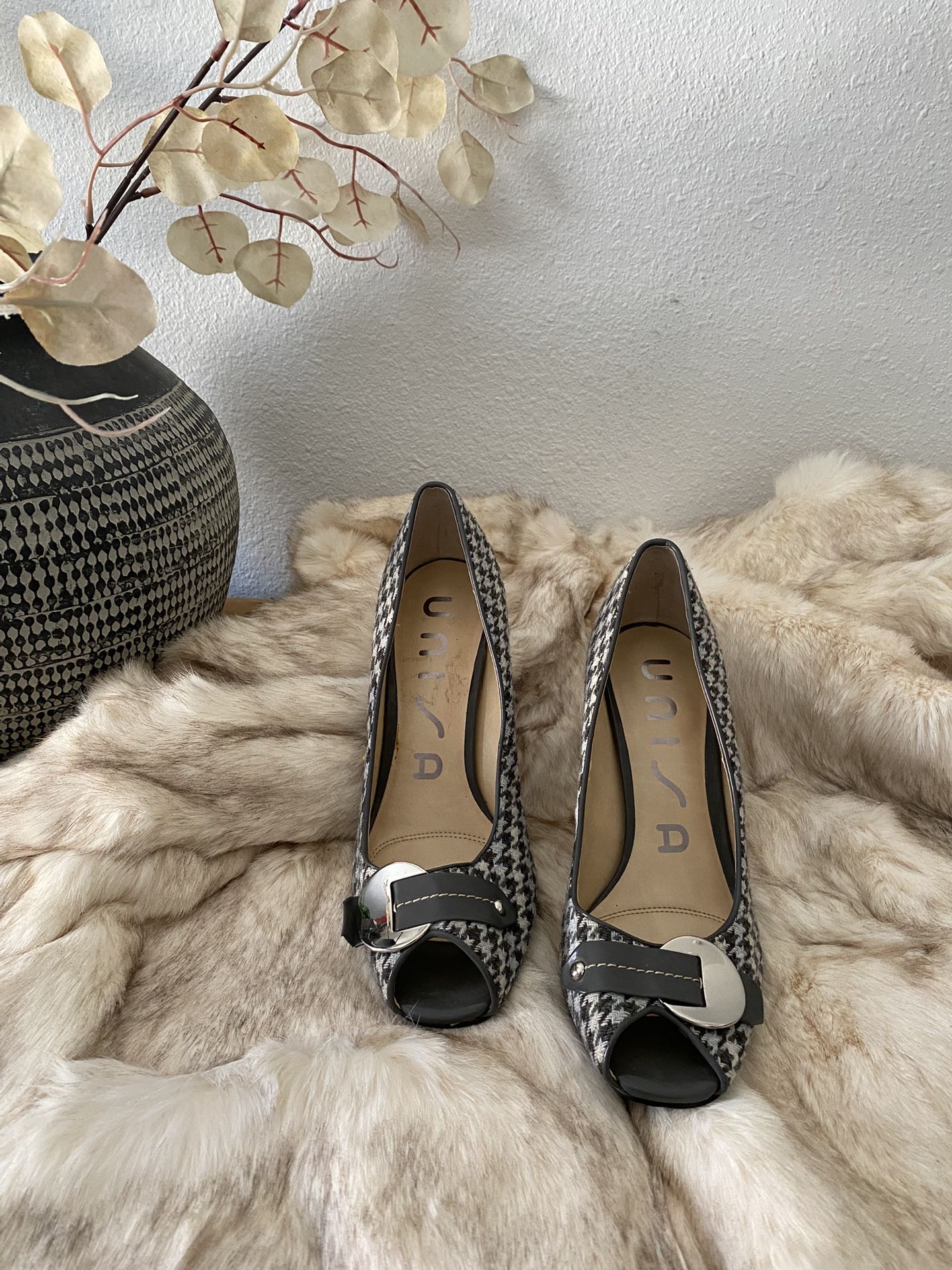 UNISA: Open Toe Heels 