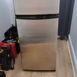 Danby Mid-Size Fridge 4.2cu ft