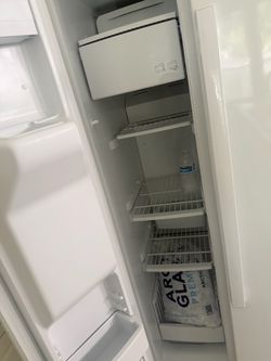 Super nice refrigerator white ! General Electric top the line. This is a big refrigerator. Please make sure you have enough space before you buy.