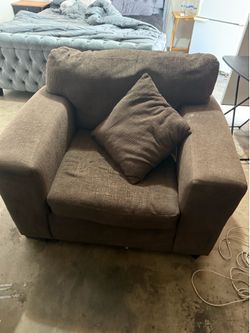 Very nice couch/chair brown  very nice comfortable