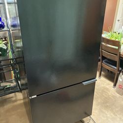 Large Bottom Freezer Fridge In Black