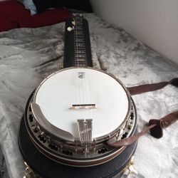 Deering Banjo Sierra With Hard Case