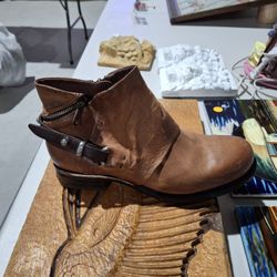 AS 98 LEATHER BOOTS FOR WOMEN SIZE 41 BRAND NEW 200.00 PLUS BOOT ASKING ONE HUNDRED