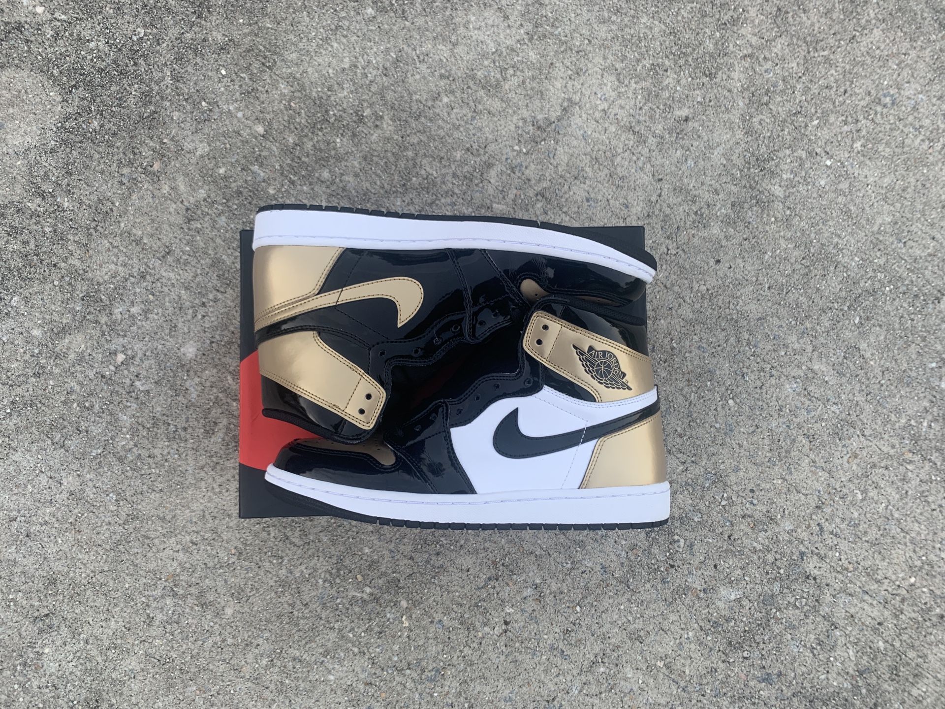 Air Jordan 1 Retro Gold Toe Size 9 VNDS