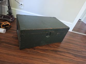This is a vintage Vietnam military footlocker made by the Gloucester County Furniture Co. in the 1960s.The contract number DSA-100-68-C-0681 indicates