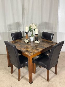 Ashley Faux-Marble Top Dining Table & 4 Chairs / Mesa Comedor y 4 Sillas