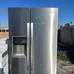 Whirl Pool Fridge (Read Description)