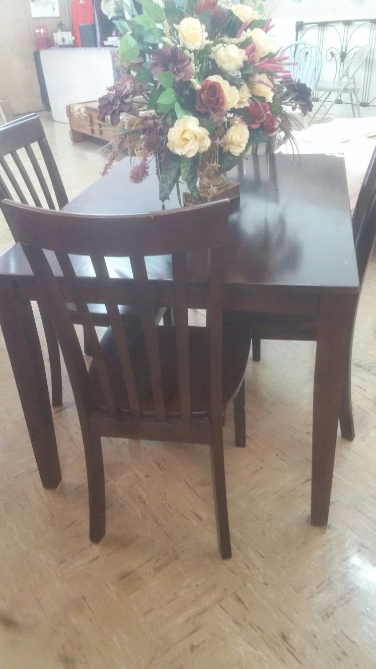 Dinette table w/ 4 chairs