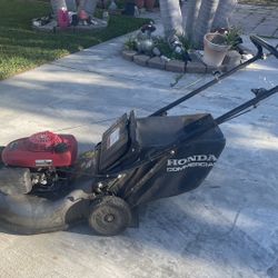 HONDA COMMERCIAL MOWER